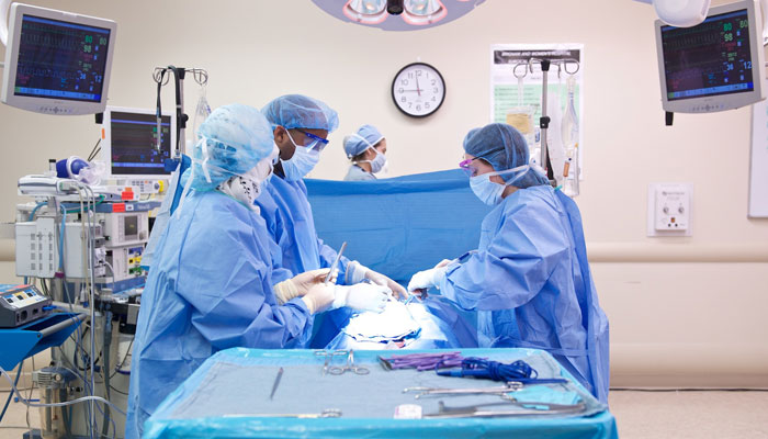 trainees in operating room